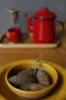 O bolinho é uma sobremesa feita de massa de tapioca frita, coco, açúcar e canela