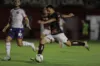 Jogadores de Bahia e Vitória durante disputa de bola no clássico