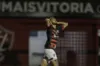 Jogadores de Bahia e Vitória durante disputa de bola no clássico