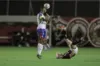Jogadores de Bahia e Vitória durante disputa de bola no clássico
