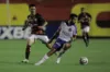 Jogadores de Bahia e Vitória durante disputa de bola no clássico
