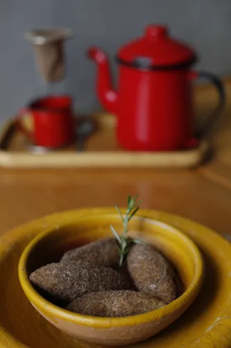 O bolinho é uma sobremesa feita de massa de tapioca frita, coco, açúcar e canela