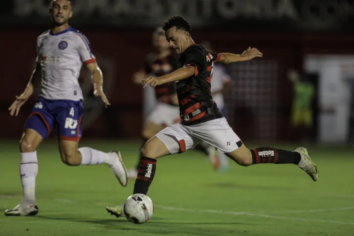 Jogadores de Bahia e Vitória durante disputa de bola no clássico