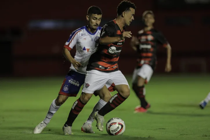 Jogadores de Bahia e Vitória durante disputa de bola no clássico