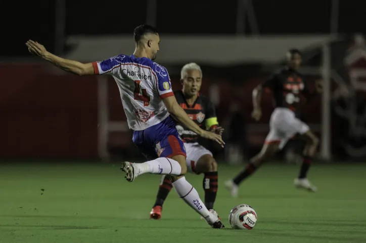 Jogadores de Bahia e Vitória durante disputa de bola no clássico