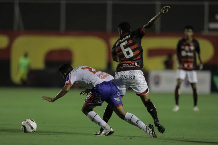 Jogadores de Bahia e Vitória durante disputa de bola no clássico