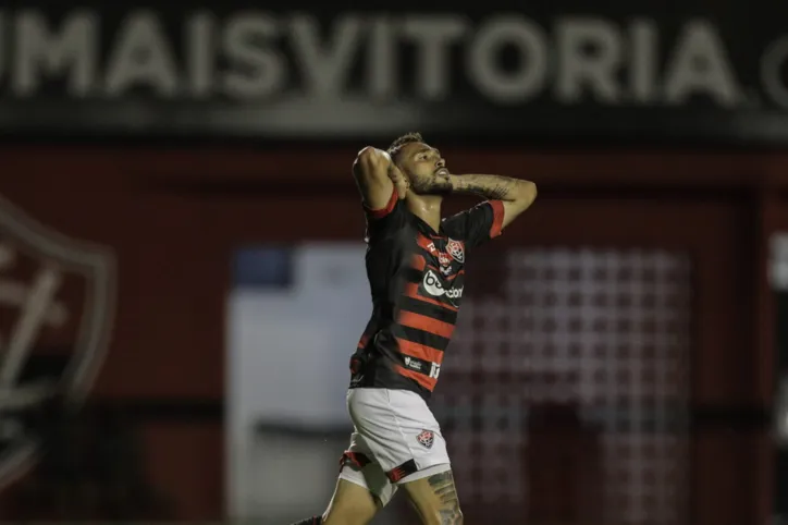 Jogadores de Bahia e Vitória durante disputa de bola no clássico