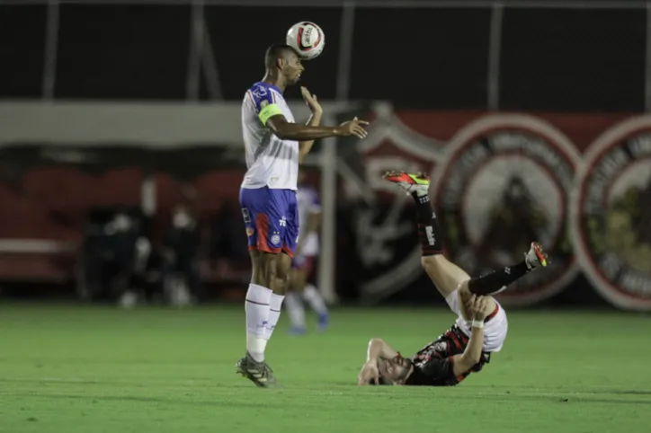 Jogadores de Bahia e Vitória durante disputa de bola no clássico