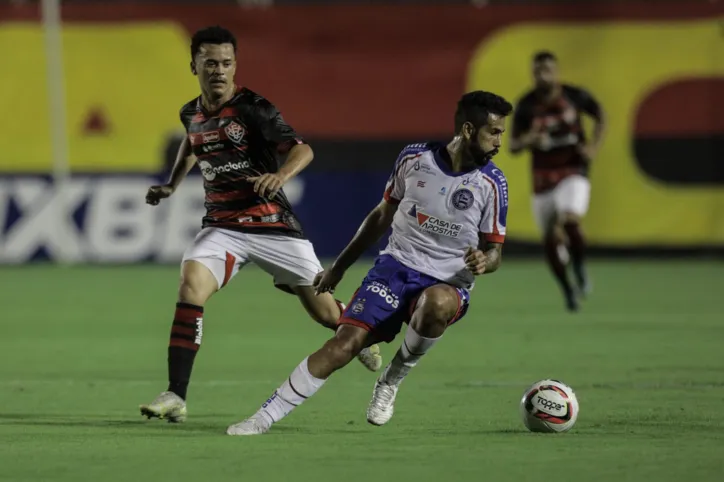 Jogadores de Bahia e Vitória durante disputa de bola no clássico