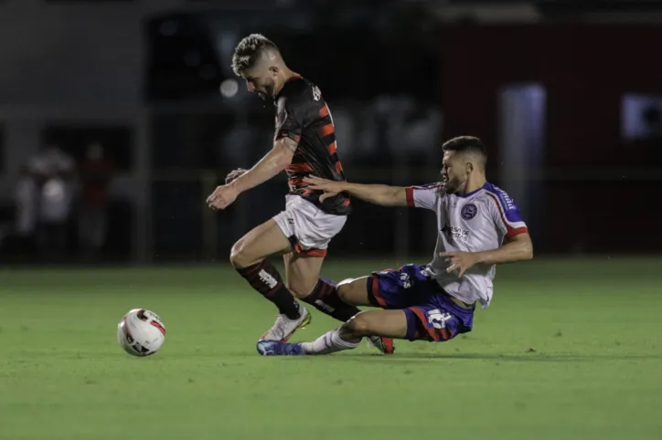 Jogadores de Bahia e Vitória durante disputa de bola no clássico