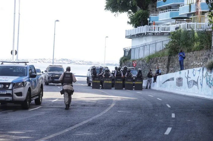 Polícia está na região diante de um protesto de moradores na manhã desta terça-feira