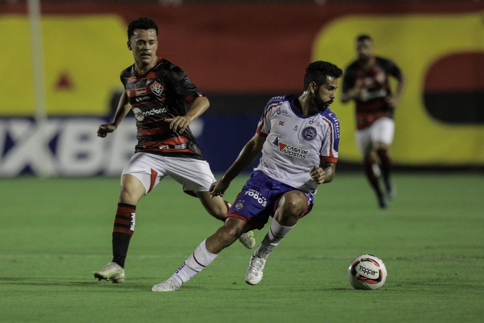 Jogadores de Bahia e Vitória durante disputa de bola no clássico