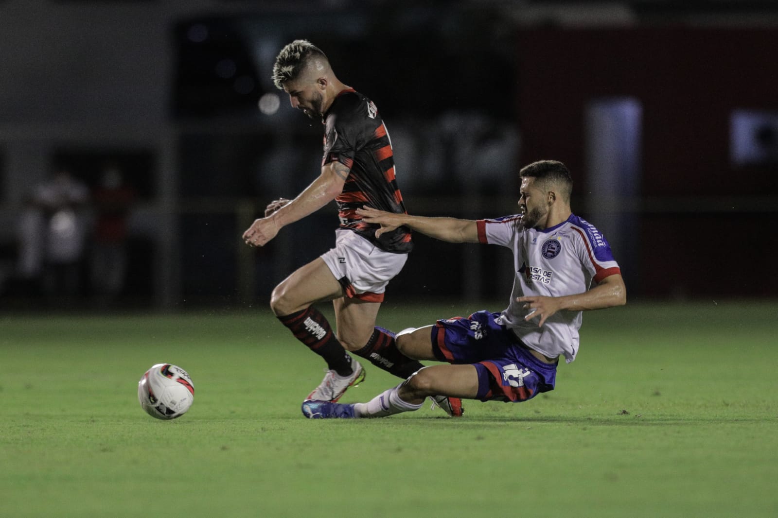 Jogadores de Bahia e Vitória durante disputa de bola no clássico