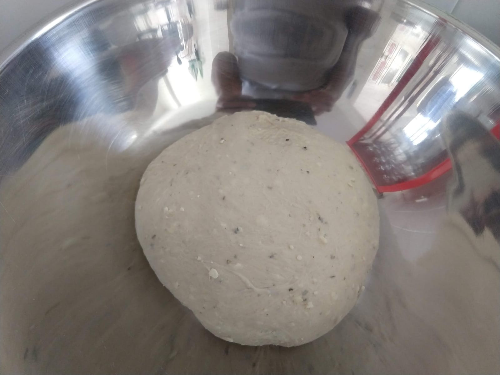 A massa do pão é sovada para depois receber o licuri 