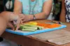 Depois de cozinhar1/2 cenoura, corte em fatias de cerca de um centímetro; corte a manga e o pepino 