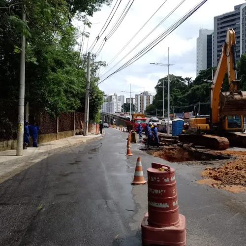 Na Avenida ACM, próximo ao Parque da Cidade, uma intervenção também precisou ser feita após asfalto ceder