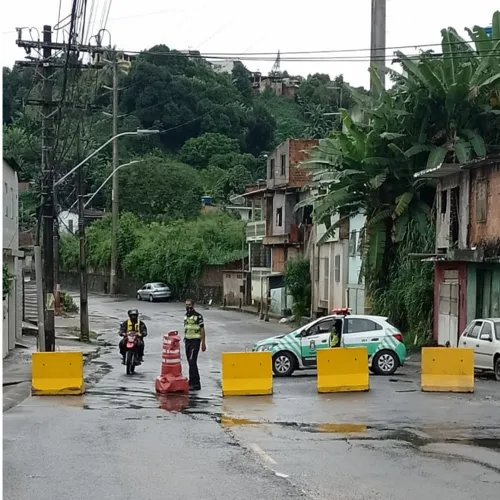 A Estrada Velha de Periperi precisou ser interditada por conta de deslizamentos de terra