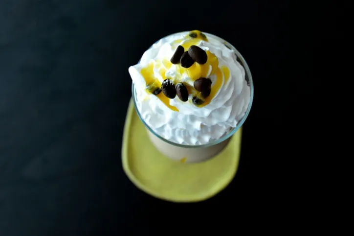 A taça deve ser decorada com chantilly e maracujá