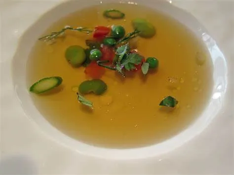 De origem francesa, o consommé é um caldo líquido com alimentos, sem espessantes