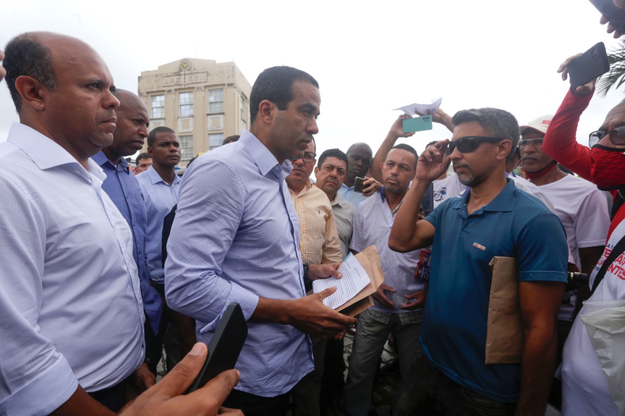 Ex-funcionários da CSN protestam durante homenagem no centro