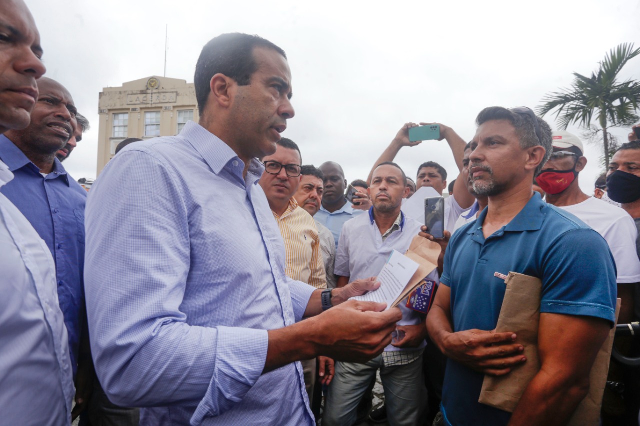 Ex-funcionários da CSN protestam durante homenagem no centro