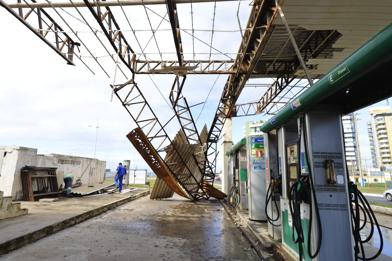 Vento forte derruba telhado de posto de combustível na orla
