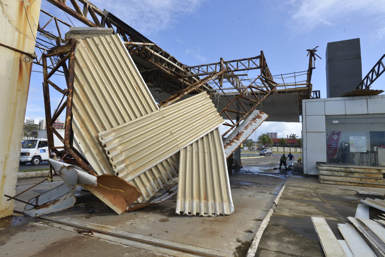 Vento forte derruba telhado de posto de combustível na orla