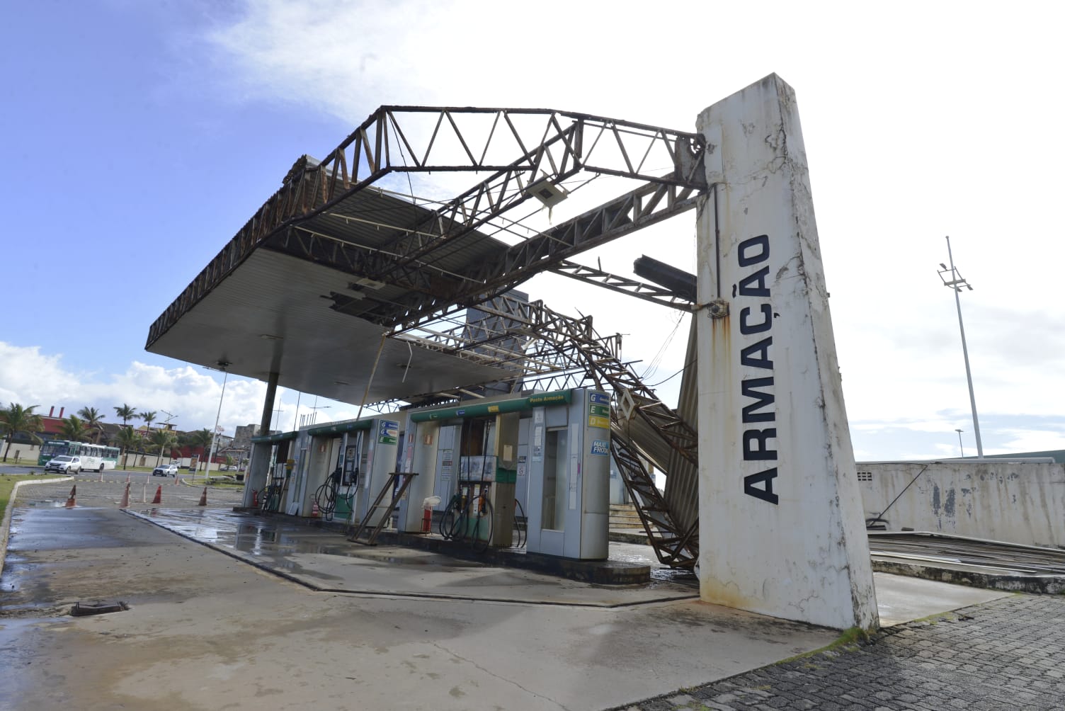 Vento forte derruba telhado de posto de combustível na orla