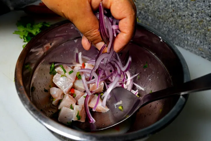 Ceviche peruano é feito com peixe cru ou camarão marinado em suco de limão ou de lima 