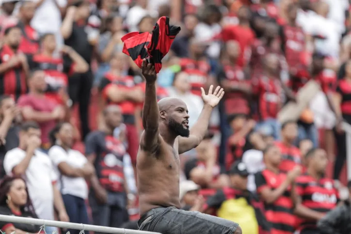 Vitória vence o Figueirense no Barradão e fica mais perto da Série B