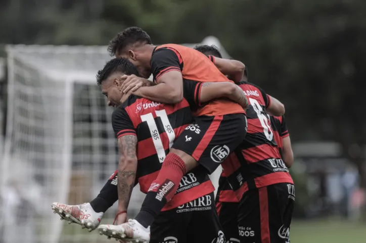 Vitória vence o Figueirense no Barradão e fica mais perto da Série B