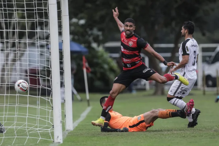 Vitória vence o Figueirense no Barradão e fica mais perto da Série B