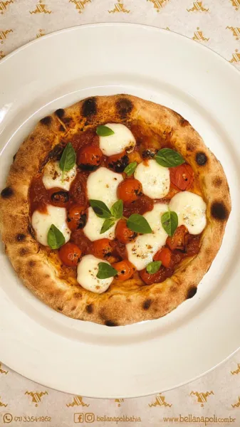 A verdadeira pizza napolitana deve ser feita com farinha, fermento natural, ou levedura de cerveja, água e sal