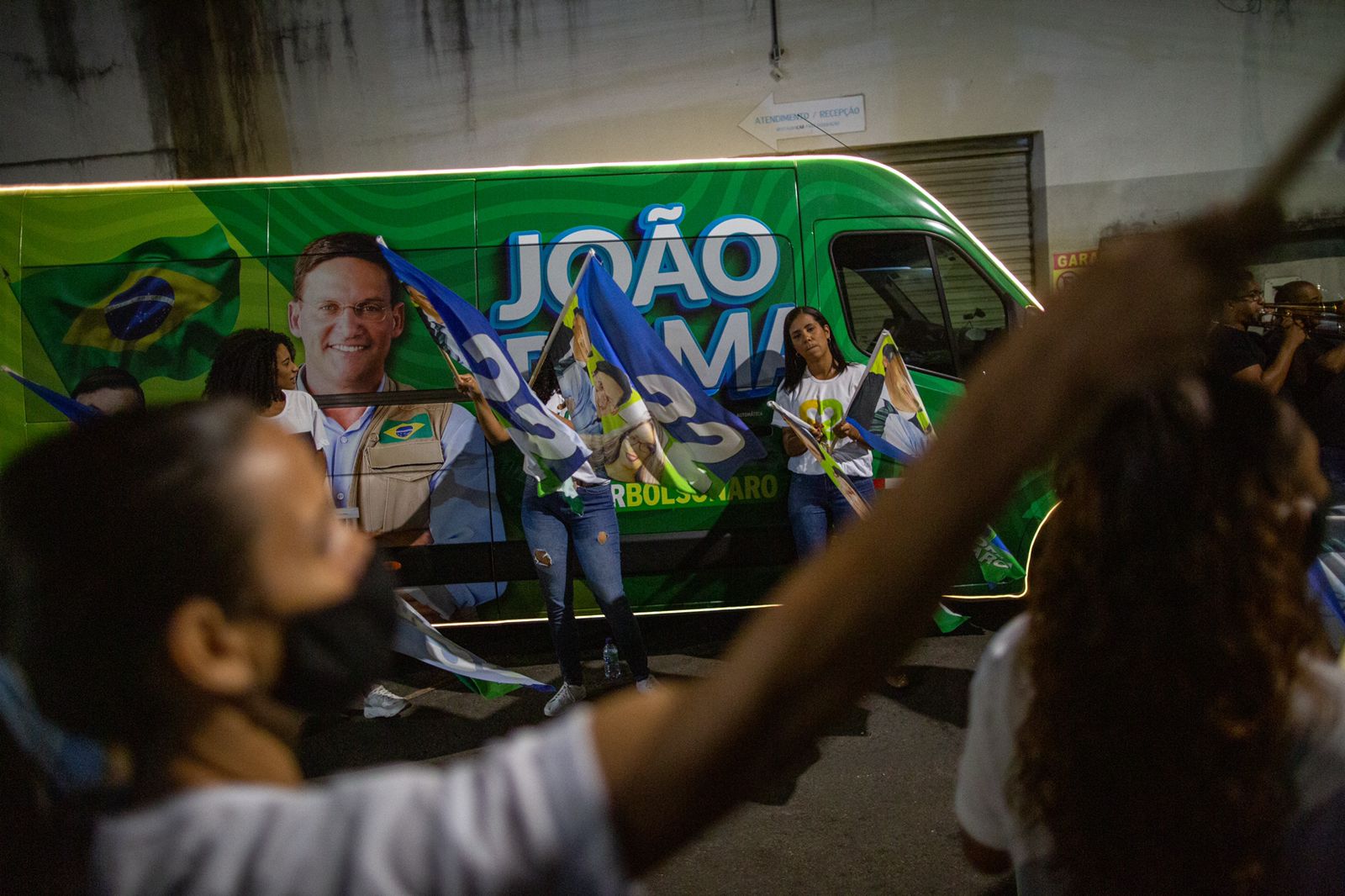 Clima de festa na espera dos candidatos para primeiro debate