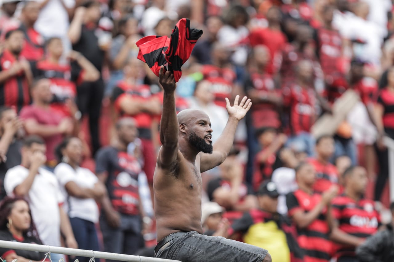 Vitória vence o Figueirense no Barradão e fica mais perto da Série B