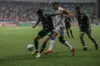 Disputa de bola entre Leandro Vilela e Mugni