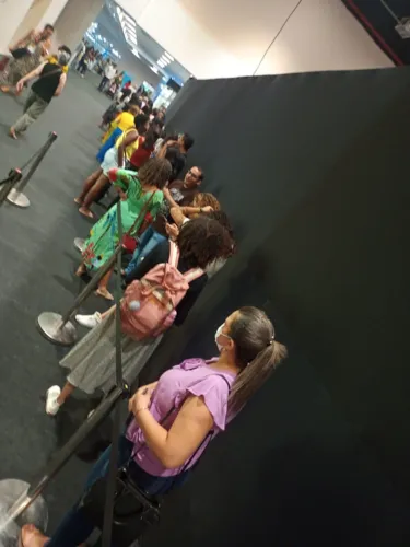 Falta de espaço na Bienal do Livro revolta público: "sem planejamento"