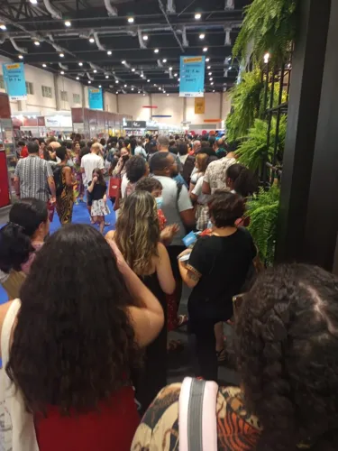Falta de espaço na Bienal do Livro revolta público: "sem planejamento"