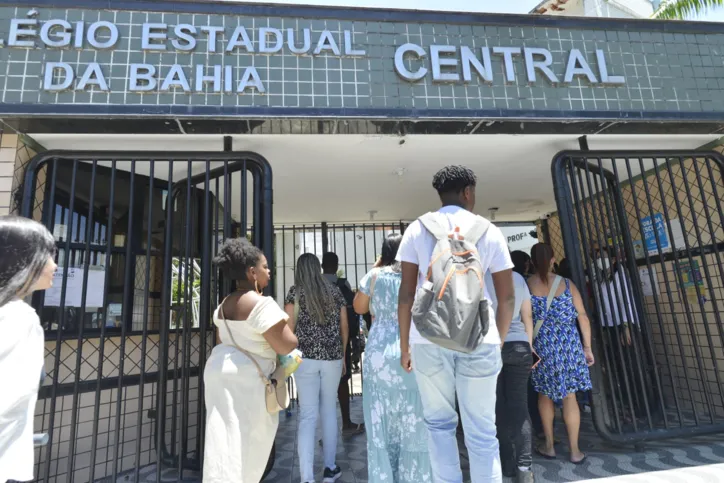 Candidatos chegam ao Colégio Estadual Thales de Azevedo