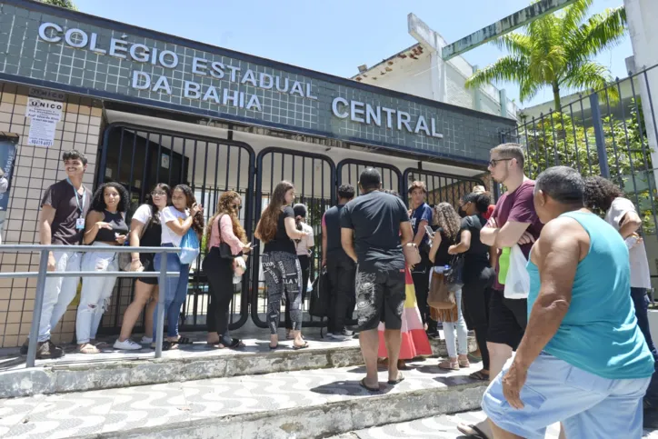 Candidatos chegam ao Colégio Estadual Thales de Azevedo