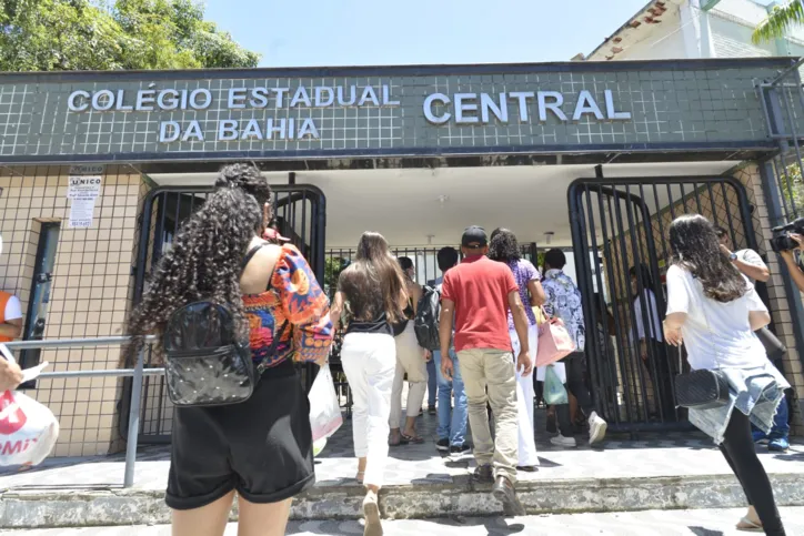 Chegada dos estudantes no Colégio Estadual Thales de Azevedo, no bairro Costa Azul