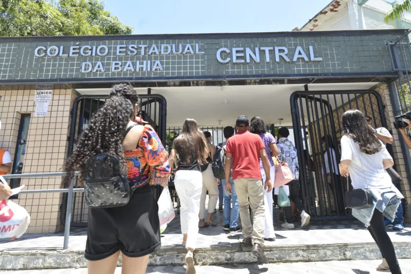 Segundo dia de Enem tem menor movimento de candidatos em Salvador