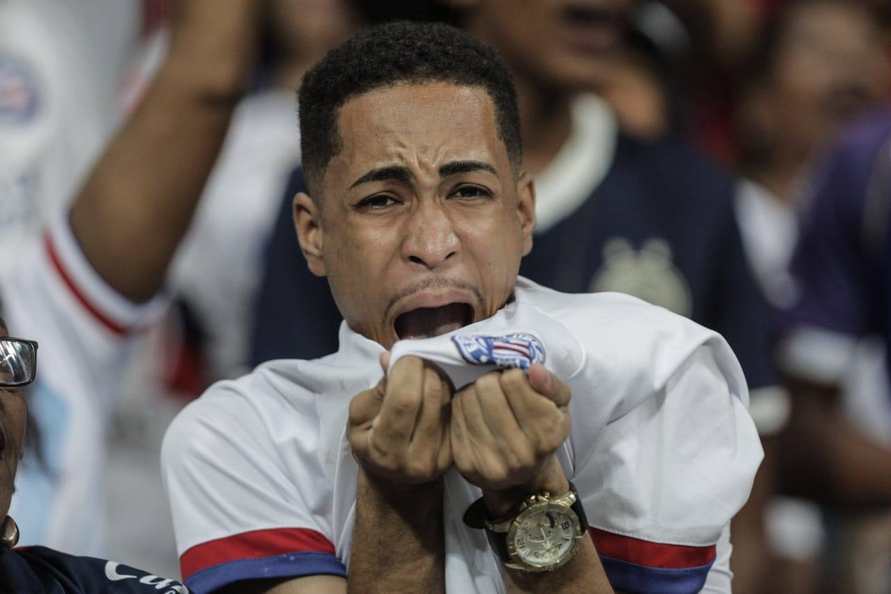 Emoção do torcedor beijando escudo depois do gol de Mugni