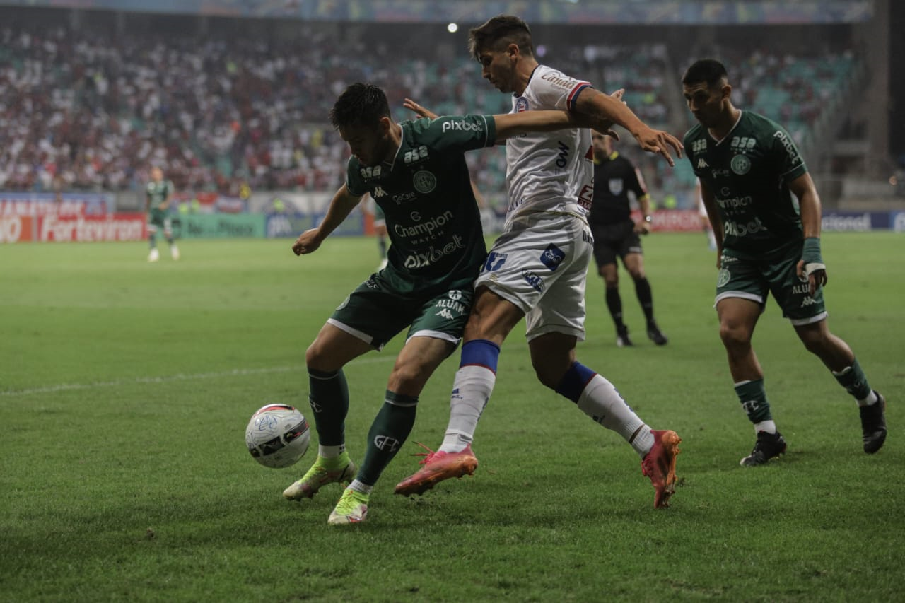 Disputa de bola entre Leandro Vilela e Mugni