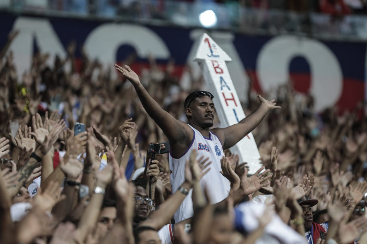 Torcida do Bahia na coreografia após o gol de Mugni