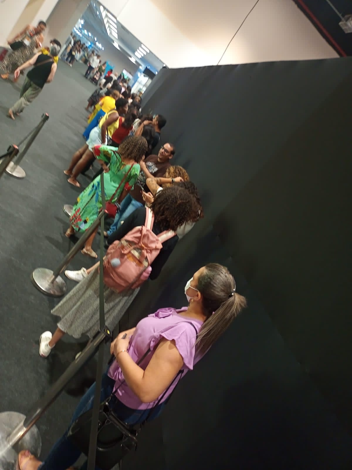Falta de espaço na Bienal do Livro revolta público: "sem planejamento"