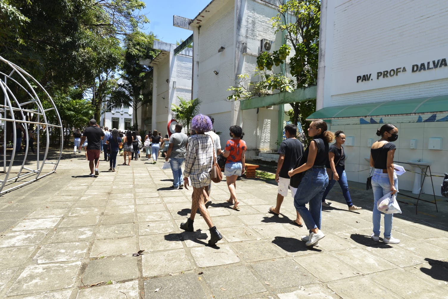 Segundo dia de Enem tem menor movimento de candidatos em Salvador