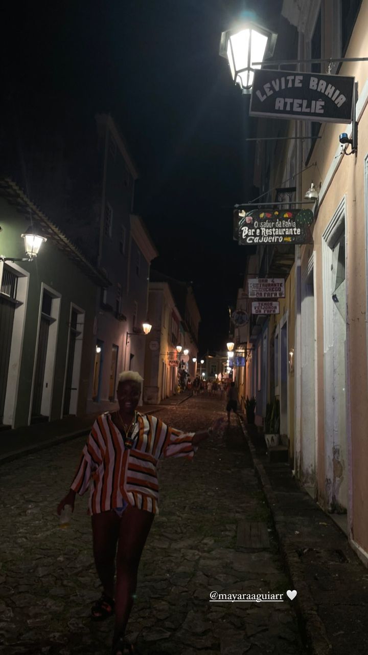 Atriz Bruna Linzmeyer toma banho de chuva em praia de Salvador