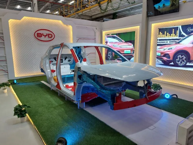 Jerônimo visita BYD e tenta concretizar chegada da empresa à Bahia