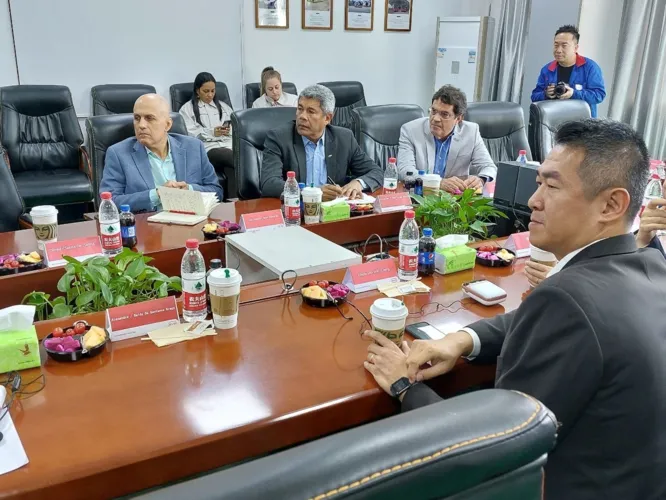 Jerônimo visita BYD e tenta concretizar chegada da empresa à Bahia